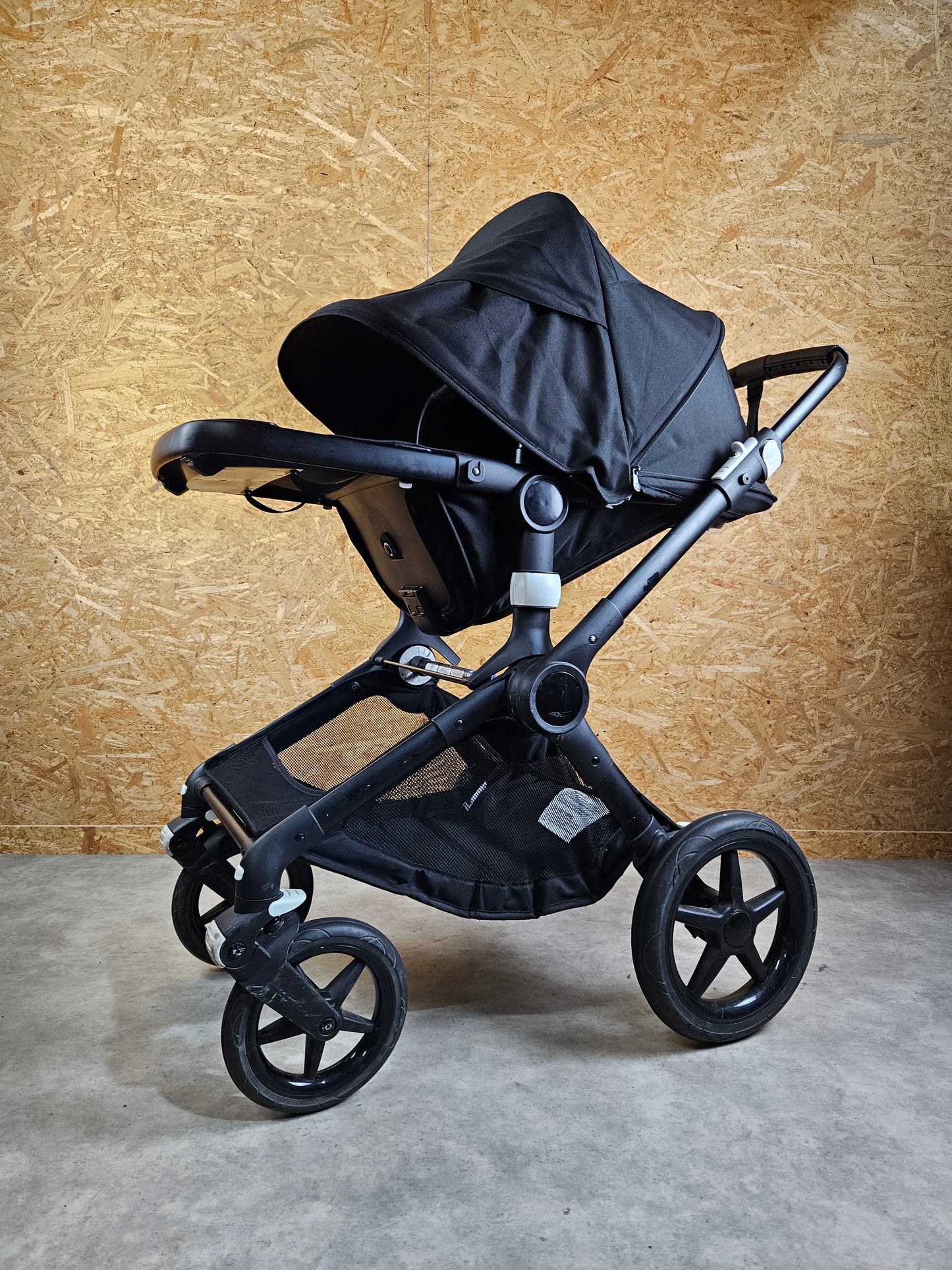 Bugaboo Fox 2 Kombikinderwagen - Sportsitz & Babywanne - Schwarz in sehr Gutem Zustand Kinderwagen 8