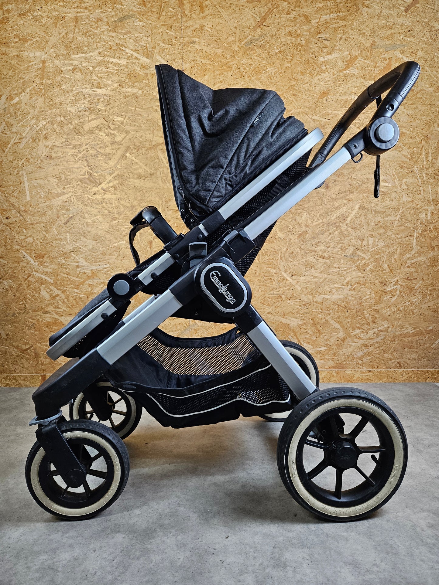 Emmaljunga - Nxt90 Flat Outdoor Buggy Kinderwagen (gestell und Sportsitz) - Schwarz in Gutem Zustand 4